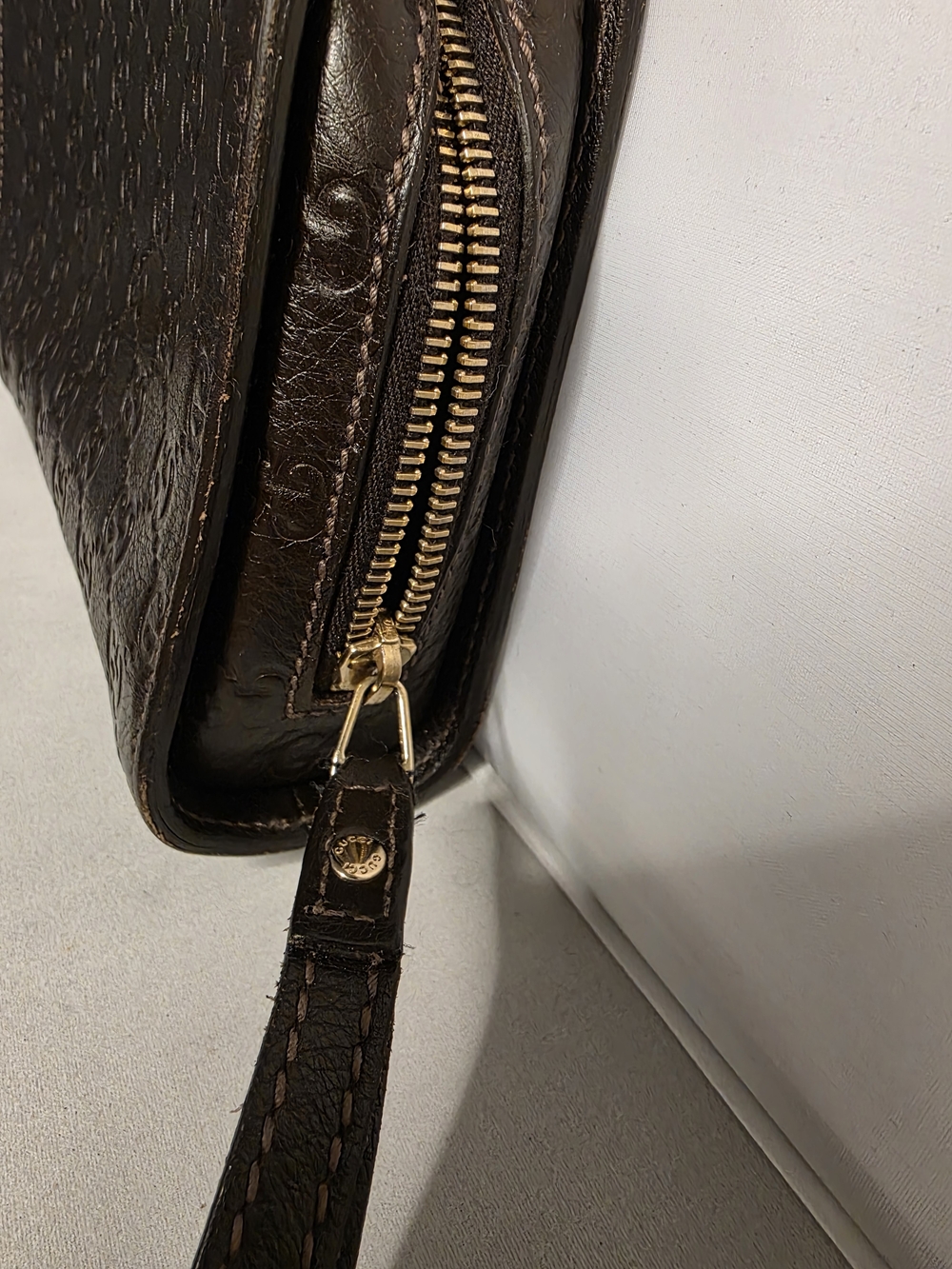 Gucci Men's Dark Brown Signature Leather Zip Clutch - Picture 4 of 10